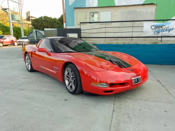 老的红色和黑色运动雪佛兰Corvette C5跑车两扇门1997 2004由通用汽车 经典的赛车肌肉车 2022年世博会 复制空间 — 图库照片