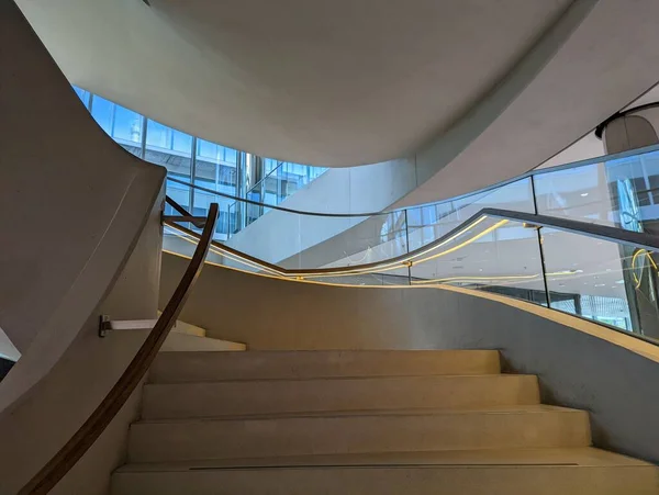 ガラス窓のある近代的なオフィスビルの螺旋階段 — ストック写真