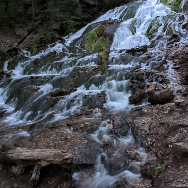 Zbliżenie Wodospad Płynący Jak Kaskada — Zdjęcie stockowe