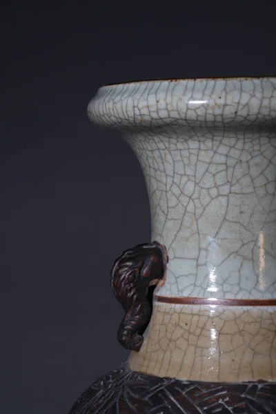 Vertikální Snímek Části Tradiční Čínské Malované Vázy Tmavým Pozadím — Stock fotografie