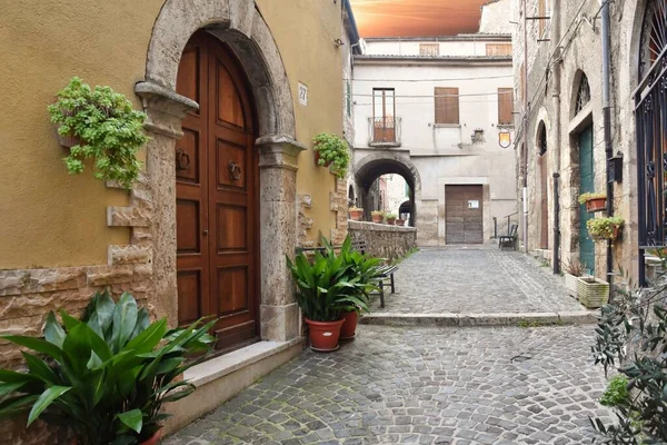 Una Calle Estrecha Con Casas Antiguas Guarcino Pueblo Cerca Roma —  Fotos de Stock