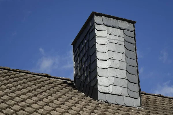 Het Lage Hoek Uitzicht Van Een Grijze Schoorsteen Het Dak — Stockfoto