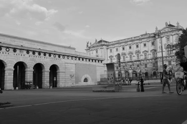 Grayscale Shot Outer Castle Gate Vienna Austria — Stock Photo, Image