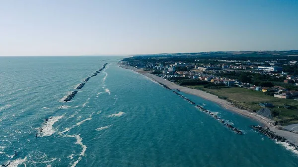 Talya Temmuz 2022 Denizi Plajları Şemsiyeleriyle Fano Şehrinin Havadan Görünüşü — Stok fotoğraf
