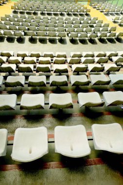 Bir futbol stadyumundaki boş seyircilerin dikey çekimi.