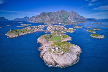 Norveç 'in Nordland ilçesindeki Henningsvaer köyünün hava manzarası.
