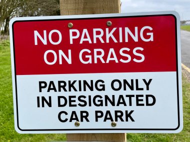 Çimlere park edilmez tabelasının yakın çekimi.