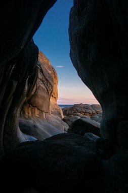 Büyük kayalıklar arasında bir manzara