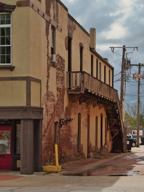 Kansas, ABD 'deki Paola Park Meydanı yakınlarındaki dar sokaktan alçak açılı bir görüntü.