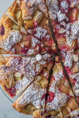 Rhubarb 'lı bir turtanın dikey görüntüsü.