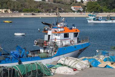 Balıkçı tekneleri ve ekipmanlarıyla Pesca limanının manzarası