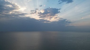 Deniz üzerinde büyüleyici bir bulut manzarası