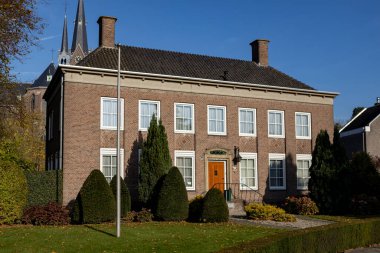 Hollanda 'nın görkemli dış cephesi sonbahar renkleriyle çevrili berrak mavi gökyüzüne karşı.