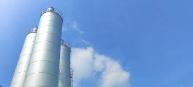 Mavi gökyüzü arkaplanına karşı bir silo makinesinin panoramik görüntüsü