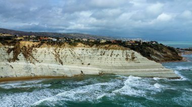 Agrigento, Sicilya, İtalya 'daki Türk Merdiveni' nin su kenarındaki güzel manzarası.
