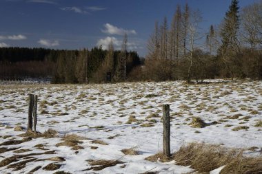 Dağlarda eriyen karların güzel bir görüntüsü