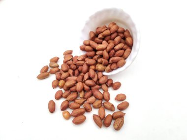 Beyaz arka planda izole edilmiş plastik kaseye konmuş yiyecek taneleri