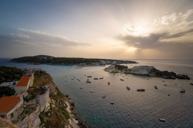 İtalya, Temmuz 2022: mimari ayrıntılar, gün batımında, San Nicola Adası Tremiti adasında