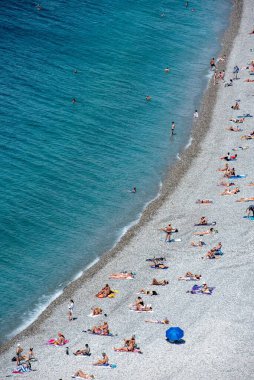 Kumsalda bronzlaşan insanların hava görüntüsü.