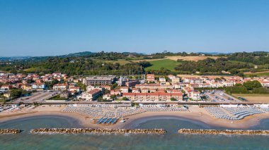 İtalya, Temmuz 2022: Denizi, plajları, limanı ve şemsiyeleriyle Fano şehrinin havadan görünüşü