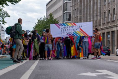 Lezbiyen, gey, biseksüel, transseksüel ve interseksüel ayrımcılığa karşı renkli gökkuşağı renkleriyle CSD gösterisi
