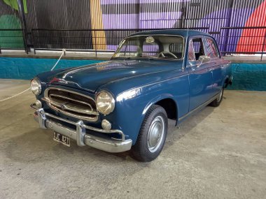 Avellaneda, Arjantin - 7 Mayıs 2022: Eski mavi Peugeot 403 bar, sedan, 1950 'lerin sonlarında bir depo avlusunda. Expo Fierro 2022 Klasik araba şovu