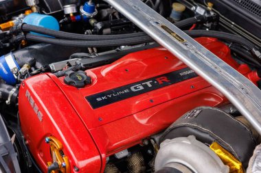 Kırmızı valf kapaklı Nissan Skyline motorunun yakın çekimi