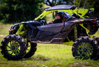 Fort Worth, Teksas 'ta kirli bir araçla (UTV) yakın çekim.