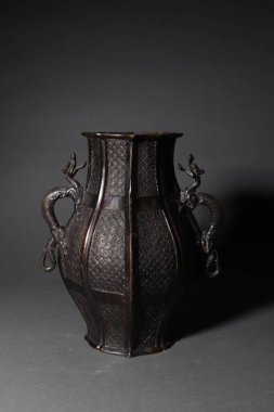 Eski bir Çin bronz tenceresinin dikey çekimi.