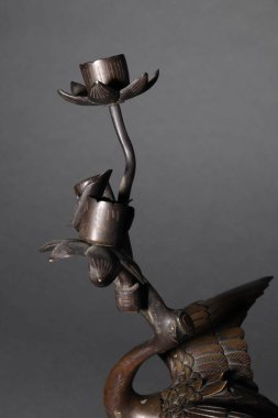 Gri bir arka planda geleneksel Çin dekorasyonunun dikey bir görüntüsü.