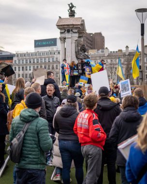 Manchester 'daki Ukrayna bayraklarıyla savaşı protesto eden insanlar