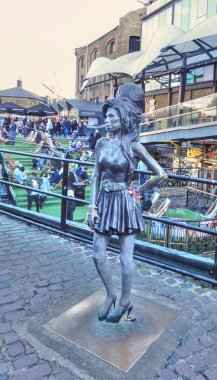 Amy Winehouse 'un Londra' daki Camden Market 'teki heykelinin dikey çekimi.
