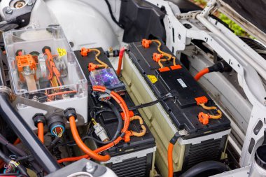 Benzin motoru yerine pil ve elektrikli motor yakın çekim - Elektrikli araç dönüşümü