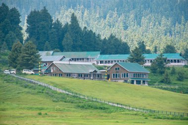 Golf sahası kış boyunca kalın bir kar tabakasıyla kaplanır. Nisan 'dan Kasım' a kadar açık..