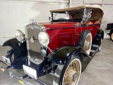 Avellaneda, Arjantin - 7 Mayıs 2022: General Motors 'tan eski kırmızı Chevrolet Phaeton 1931. Expo Fierro 2022 Klasik araba şovu