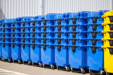 Yeni plastik çöp konteynırlarının yakın çekimi