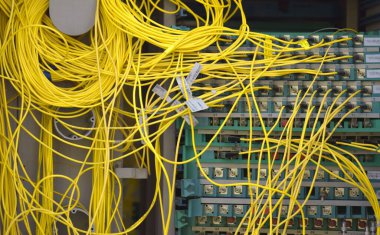 Bir cihaza bağlı sarı kablo yığınının yakın çekimi