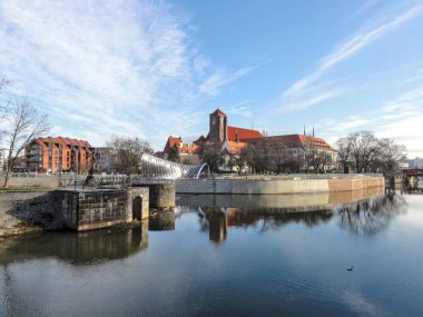 Wroclaw, Polonya 'daki Odra nehrinde Wyspa Piasek' in (veya Kum Adası) manzarası