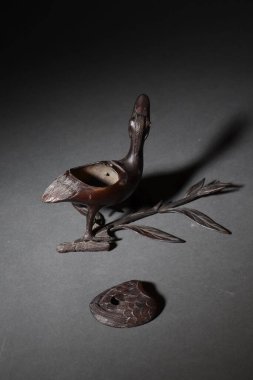 Eski bir Çin bronz heykelinin dikey çekimi.