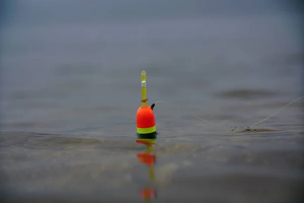 Оранжевый Зеленый Рыболовный Рыбак Плавающий Воде — стоковое фото