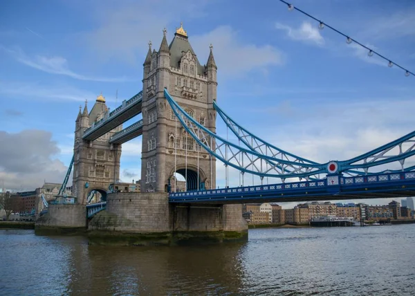 Знаменитый Тауэрский Мост Соединяющий Лондон Саутуарком Через Реку Тэймс Великобритания — стоковое фото
