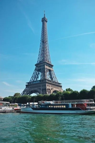 Красивый Вид Эйфелеву Башню Лодки Плавающие Реке Мбаппе Париж Франция — стоковое фото