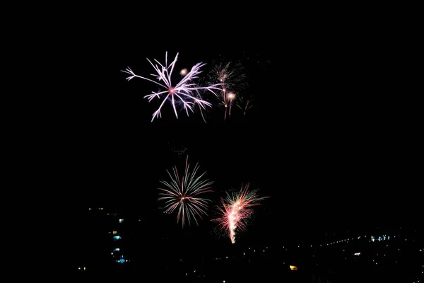 Een Prachtig Uitzicht Gloeiend Vuurwerk Donkere Heldere Lucht — Stockfoto