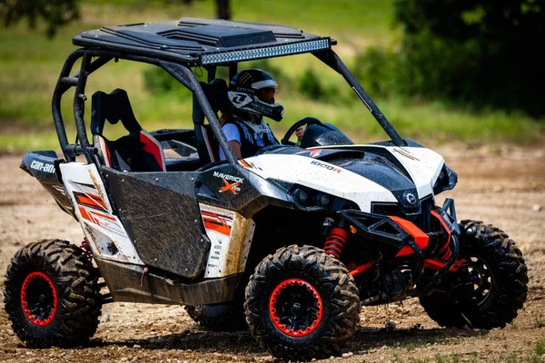 Primer Plano Conductor Vehículo Lado Lado Utv Una Pista Tierra — Foto de Stock