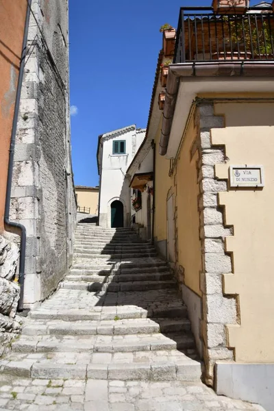 Ένα Στενό Δρομάκι Μεταξύ Μεσαιωνικών Πέτρινων Κτιρίων Στο Morcone Benevento — Φωτογραφία Αρχείου