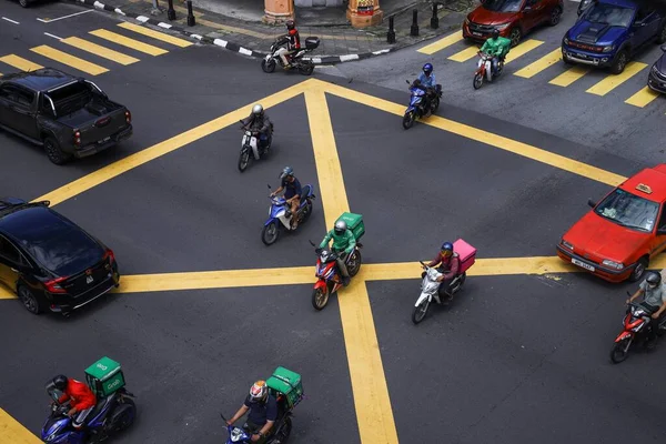 Letecký Pohled Doručovací Služby Jezdců Tlačí Rušné Silnici Kuala Lumpur — Stock fotografie
