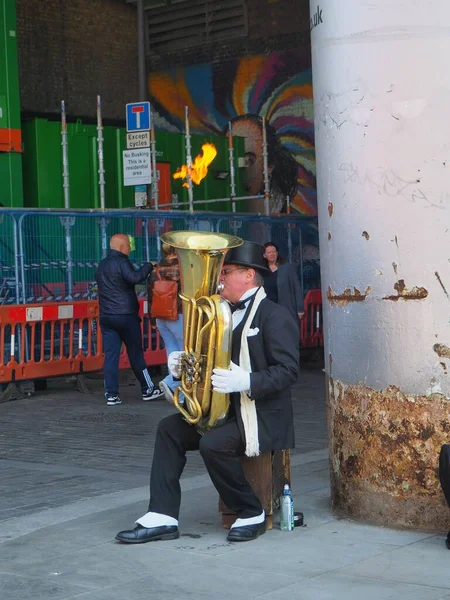 Ein Straßenkünstler Spielt Horn Der City Street Von London Großbritannien — Stockfoto
