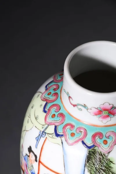 Plan Vertical Vase Chinois Peint Traditionnel Avec Fond Sombre — Photo