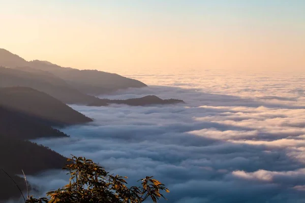 Bela Nuvem Cênica Acima Montanha — Fotografia de Stock