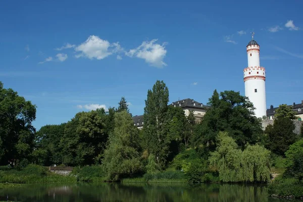 Zamek Bad Homburg Niemcy Biała Wieża Otoczona Zielonymi Drzewami Przeciwko — Zdjęcie stockowe